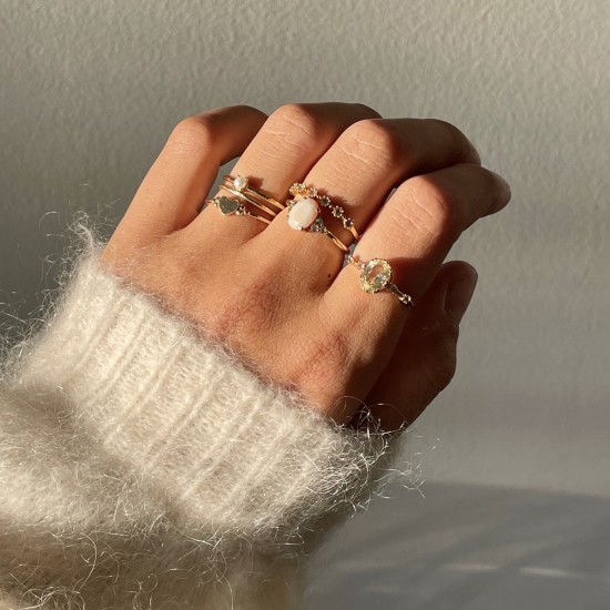 Handel kolf Digitaal Ring - Deze vintage look ring van 24Kae heeft een prachtige ovale steen  voorzien van een barokke versiering. Deze ring is gemaakt van 925 sterling  zilver verguld met 14 karaats goud. Elk