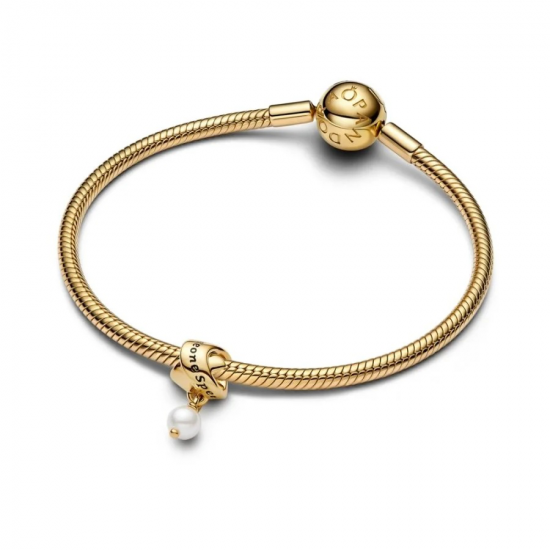 Pandora Iemand speciaal 14k vergulde hanger met witte behandelde zoetwaterparel en zwart emaille bedel 763784C01 - 56841