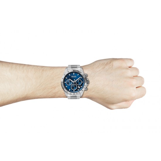 Horloge - Dit herenhorloge uit de BOSS Hero serie is een sportief horloge.  Het horloge heeft mineraalglas, een blauwe wijzerplaat en een edelstaal  horlogekast met een kastdiameter van 43 mm.